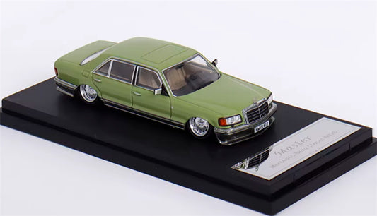 Master Mercedes Benz 560SEL W126 Metal green Low lying version 1:64 Car Pre-built Airliner Model Display view1