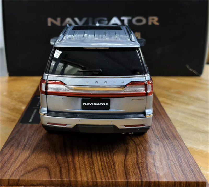 NAVIGATOR LINCOLN NAVIGATOR light blue SUV 1:18 Car Pre-built Model view7