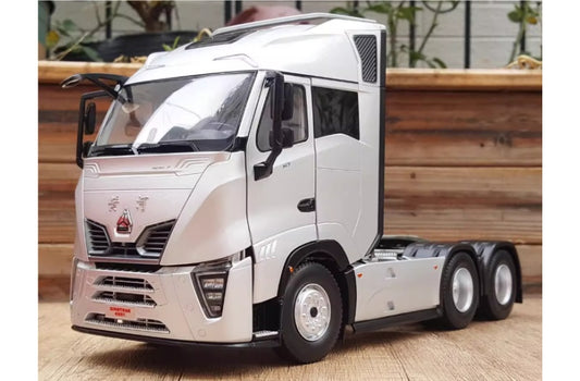 Sinotruk New Yellow River H7 tractor silver 1:24 Truck Pre-built Airliner Model Display view1