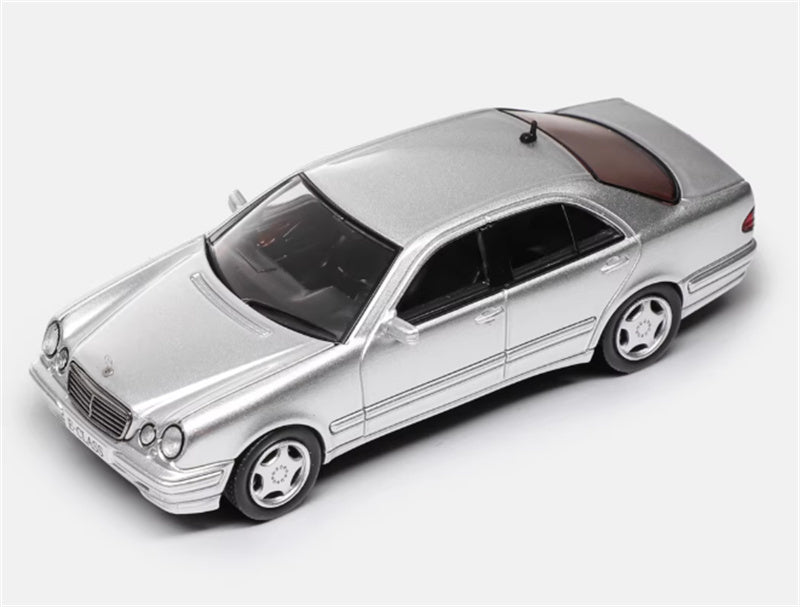 Max well Mercedes Benz E320 W210 6th Generation E-Class metallic silver 1:64 Car Pre-built Airliner Model Display view4
