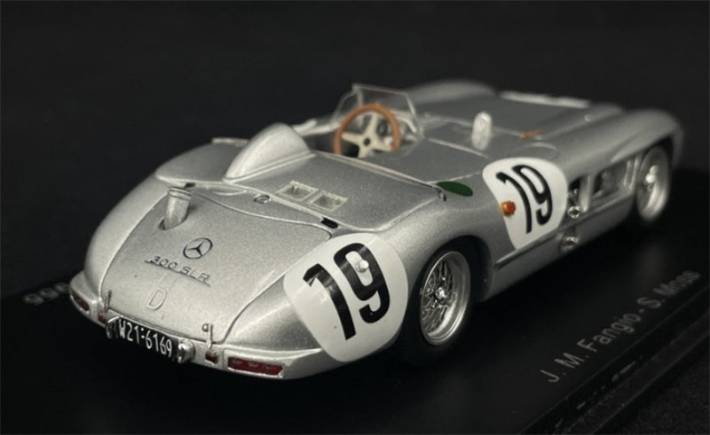 Spark Mercedes Benz 300 SLR #19 24H Le Mans 1955 J.M.FANGIO silver 1:43 Model view2