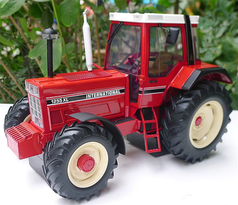 Universal Hobbies International 1255 XL Case tractor Red Limited Edition 999PCS ONLY 1:16 Truck Pre-built Model