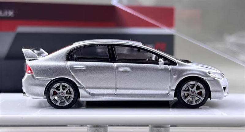 MOTORHELIX The hood can be opened, and a hubcap is included. 1:64 car Pre-built Model view4