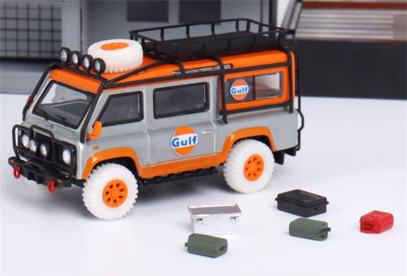 Master Land Rover Defender Van Gulf Clear varnish coating with accessories 1:64 Car Pre-built Airliner Model Display view1