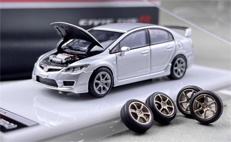 MOTORHELIX The hood can be opened, and a hubcap is included. 1:64 car Pre-built Model view1
