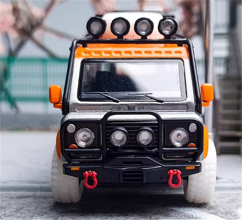 Master Land Rover Defender Van Gulf Clear varnish coating with accessories 1:64 Car Pre-built Airliner Model Display view8
