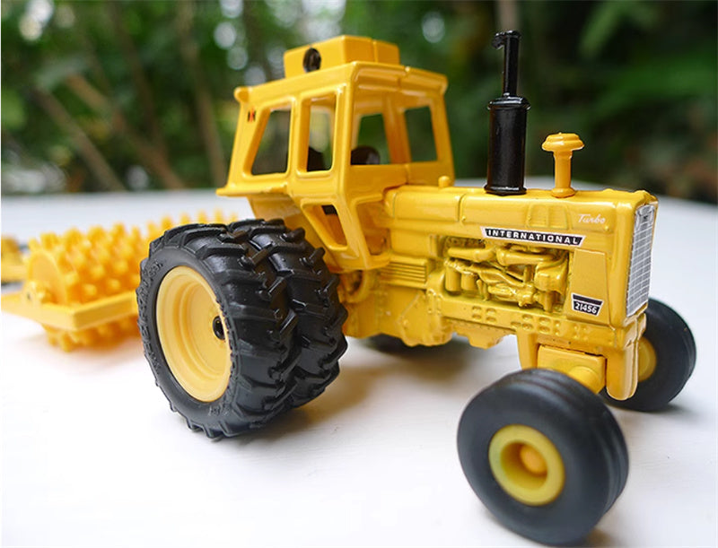 ERTL CASE IH INTERNATIONAL 21456 TRACTOR W/ SHEEPS FOOT & DISC Yellow 1:64 Truck Pre-built Model