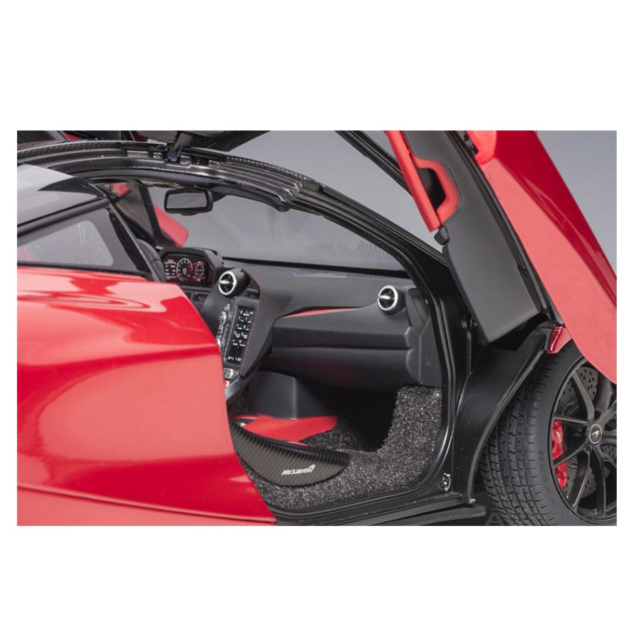 AUTOART McLaren 720S Red 1:18 DIECAST Truck Lorry