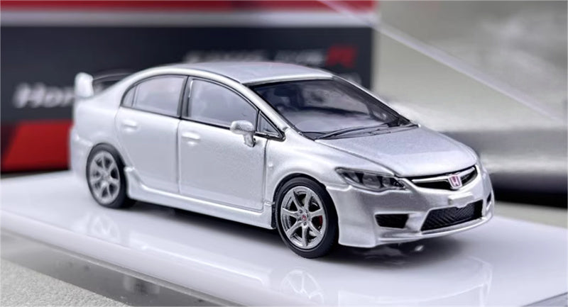 MOTORHELIX The hood can be opened, and a hubcap is included. 1:64 car Pre-built Model view3