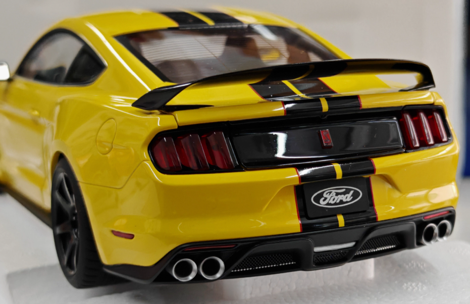 AUTOART Ford GT350R Mustang Yellow 1:18 Car Pre-built Model view3