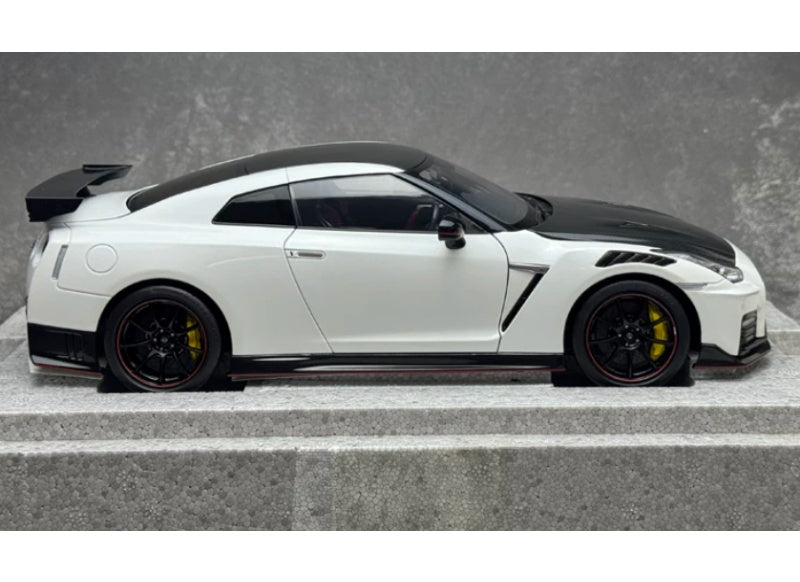 1:18 Nissan GT-R NISMO R35 2022 Brilliant White Pearl MOTORHELIX Special Edition Limited Edition 699PCS ONLY DIECAST Model