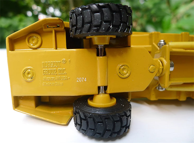 Norscot Cat D25D Articulated Truck yellow 1:64 Truck Pre-built Model