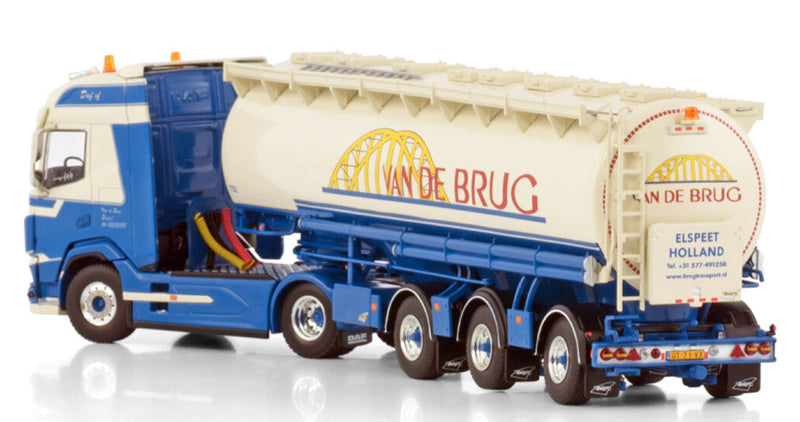 WSI DAF XF SH WITH SKY LIGHTS 4X2 ANIMALFEED BULK TRAILER - 3 AXLE Van de Brug Elspeet 1:50 Truck Pre-built Model