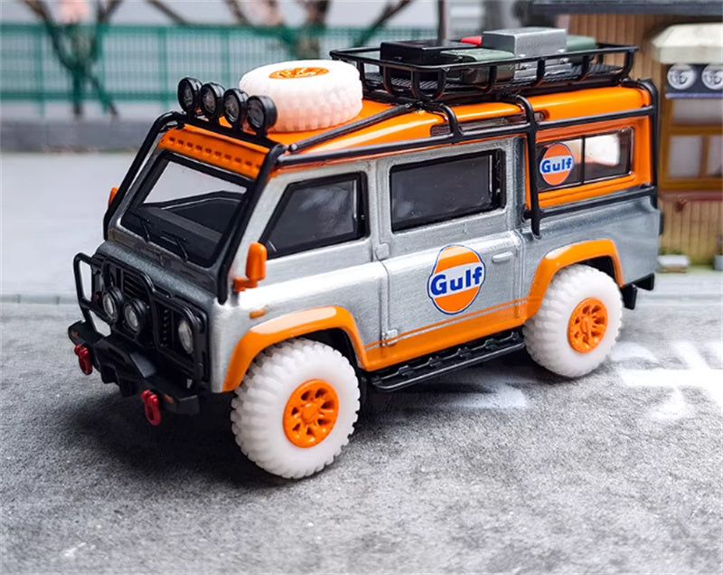 Master Land Rover Defender Van Gulf Clear varnish coating with accessories 1:64 Car Pre-built Airliner Model Display view10