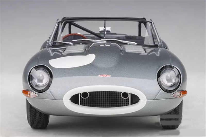 AUTOART JAGUAR LIGHTWEIGHT E-TYPE silver 1/18car Pre-a Model