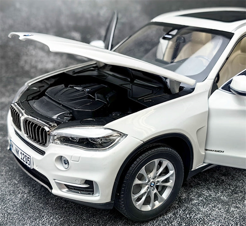 Paragon BMW X5 F15 White 1:18 Car Pre-built Model view12