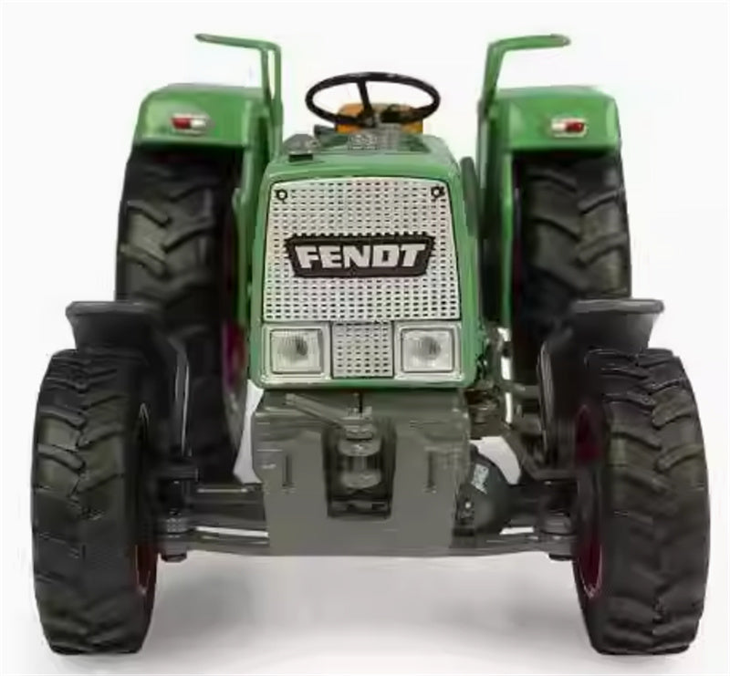 Universal Hobbies Fendt Farmer 3S-4WD tractor Green 1:32 Truck Pre-built Model