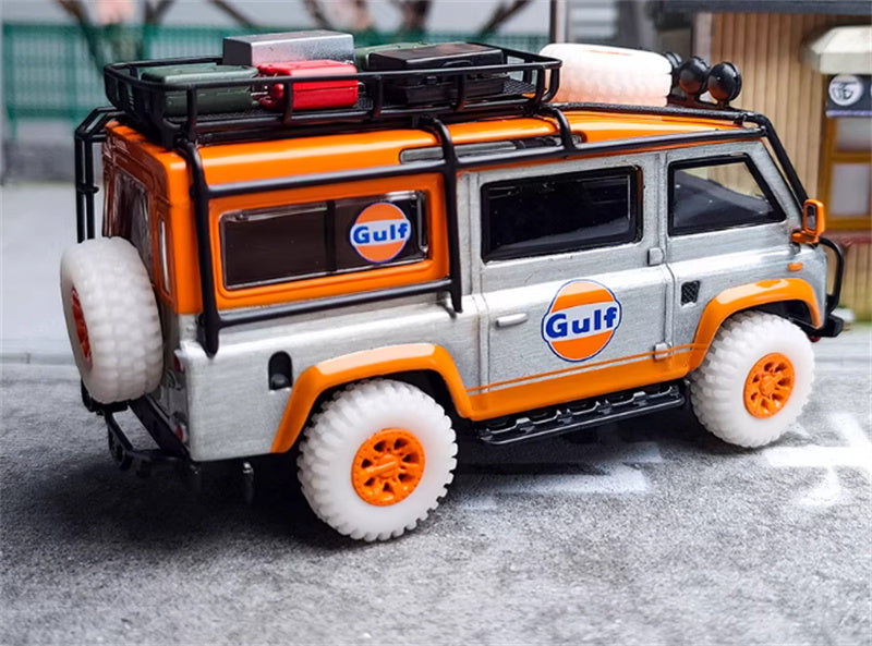 Master Land Rover Defender Van Gulf Clear varnish coating with accessories 1:64 Car Pre-built Airliner Model Display view5