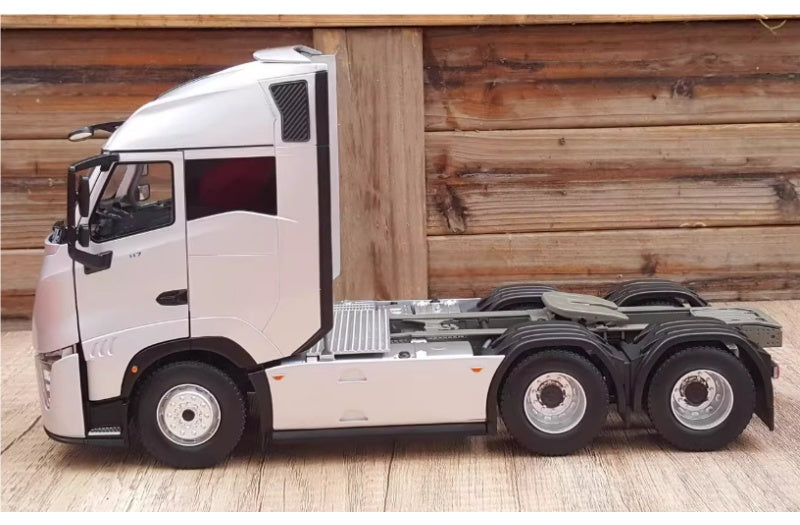 Sinotruk New Yellow River H7 tractor silver 1:24 Truck Pre-built Airliner Model Display view2