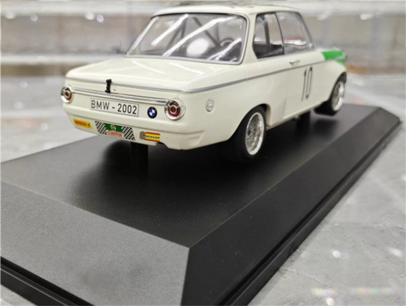 MINICHAMPS BMW 2002 tiK #10 BMW AG -Hahne/Quester - Winners GP der Tourenwagen Nurburgring 1968 1:18 Car Pre-built Model view4