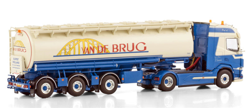 WSI DAF XF SH WITH SKY LIGHTS 4X2 ANIMALFEED BULK TRAILER - 3 AXLE Van de Brug Elspeet 1:50 Truck Pre-built Model