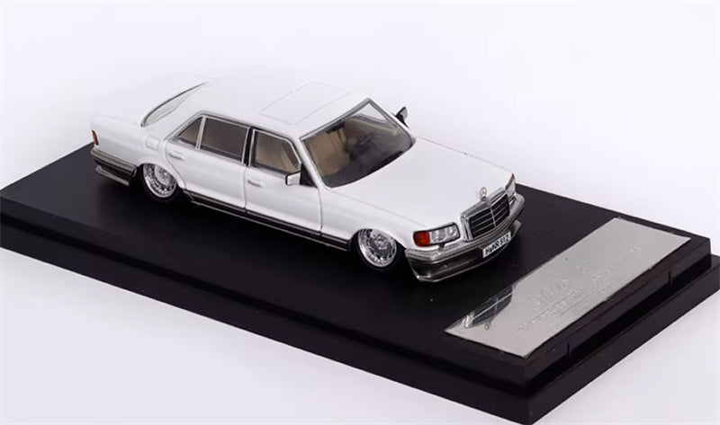 Master Mercedes Benz 560SEL W126 white Low lying version 1:64 Car Pre-built Airliner Model Display view1