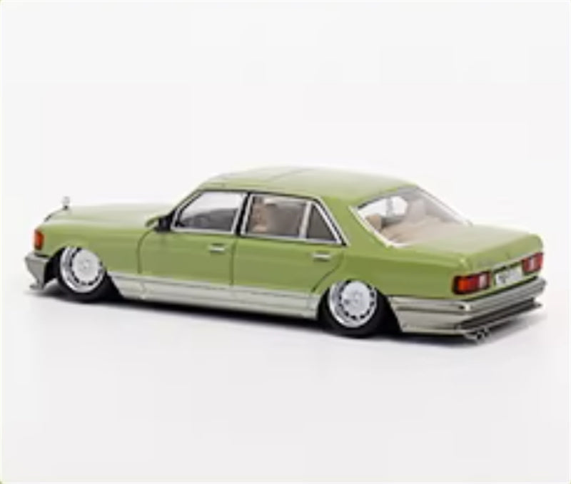 Master Mercedes Benz 560SEL W126 Metal green Low lying version 1:64 Car Pre-built Airliner Model Display view2