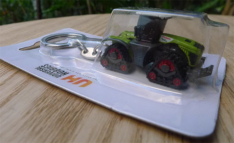 Universal Hobbies Claas Xerion 5000 tracked tractor keychain Green  Keychain Pre-built Model