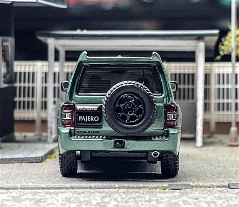 INNO64 Mitsubishi Pajero EVOLUTION Spare Tire Edition Green 1:64 car Pre-built Model view7