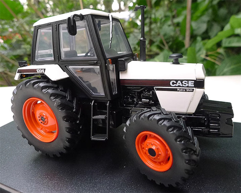 Universal Hobbies Case International 1394 4WD Tractor White 1:32 Truck Pre-built Model
