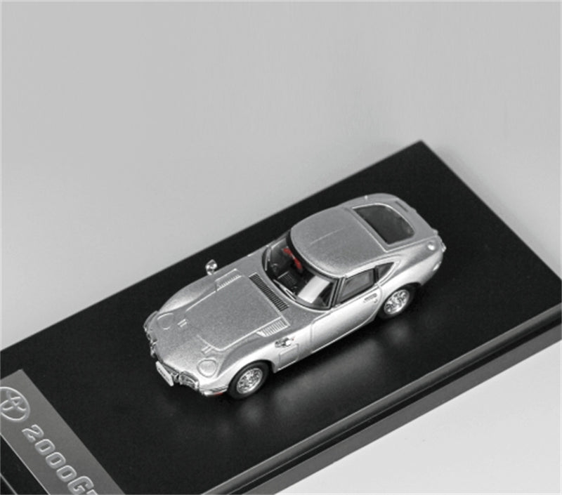 LCD-MODELS TOYOTA 2000GT Silver Vintage Car 1:64 car Pre-built Model view1