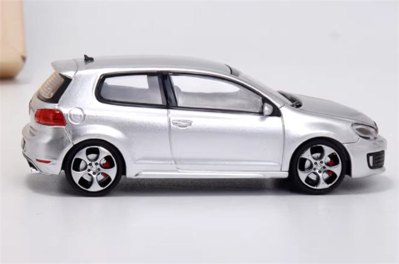 Max well Volkswagen Golf GTI 6th generation Silver regular version Limited Edition 799PCS ONLY 1:64 Car Pre-built Airliner Model Display view3