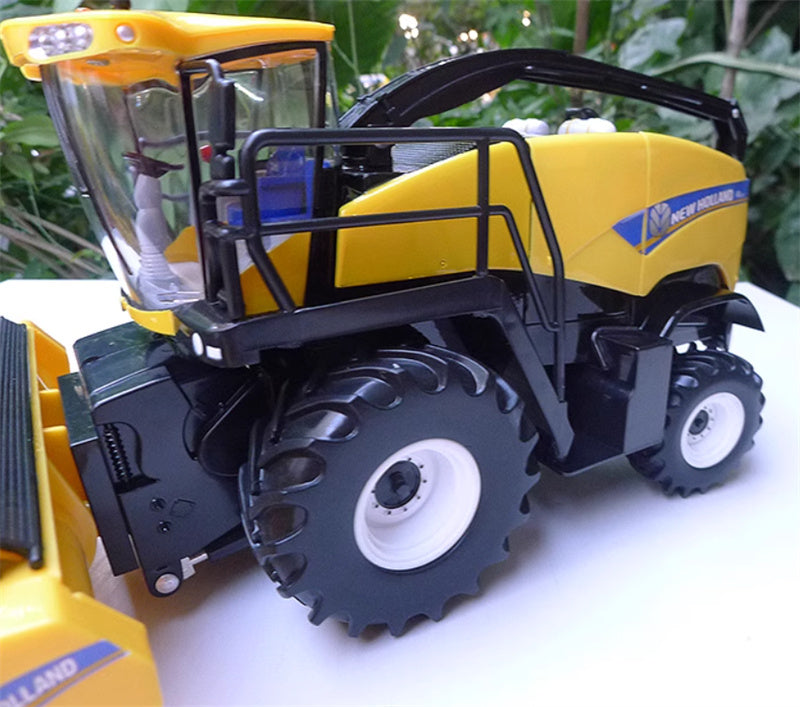 ERTL NEW HOLLAND FR850 SELF PROPELLED FORAGE HARVESTER Yellow out of print 1:32 Truck Pre-built Model