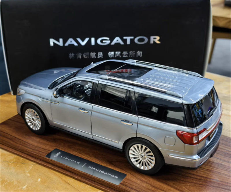 NAVIGATOR LINCOLN NAVIGATOR light blue SUV 1:18 Car Pre-built Model view9