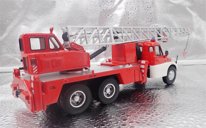 Schuco Tatra T148 Kranwagen Crane Truck Feuerwehr red Limited Edition 750PCS ONLY 1:43 Truck Pre-built Model view5