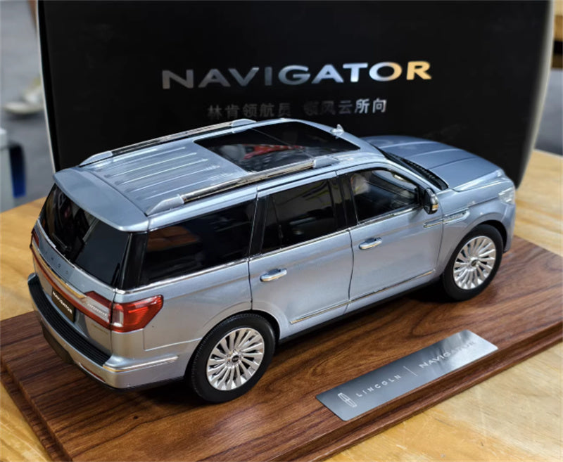 NAVIGATOR LINCOLN NAVIGATOR light blue SUV 1:18 Car Pre-built Model view5