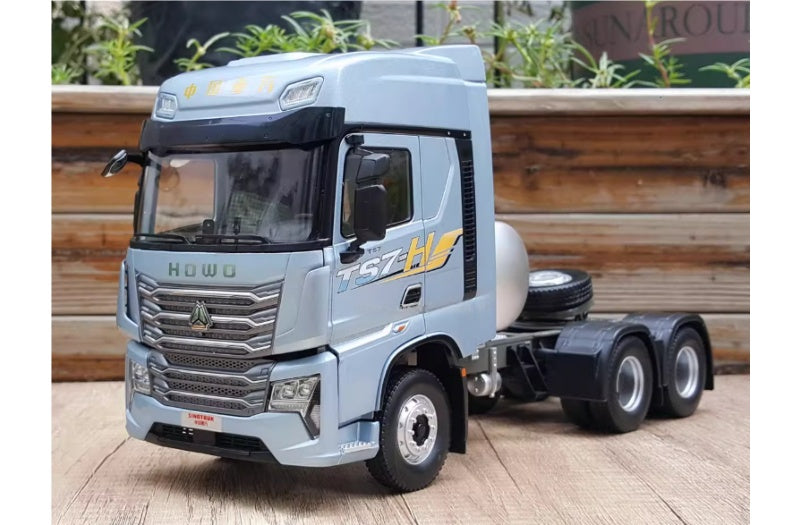 Sinotruk HOWO TS7-H LNG tractor grey 1:24 Truck Pre-built Airliner Model Display view1