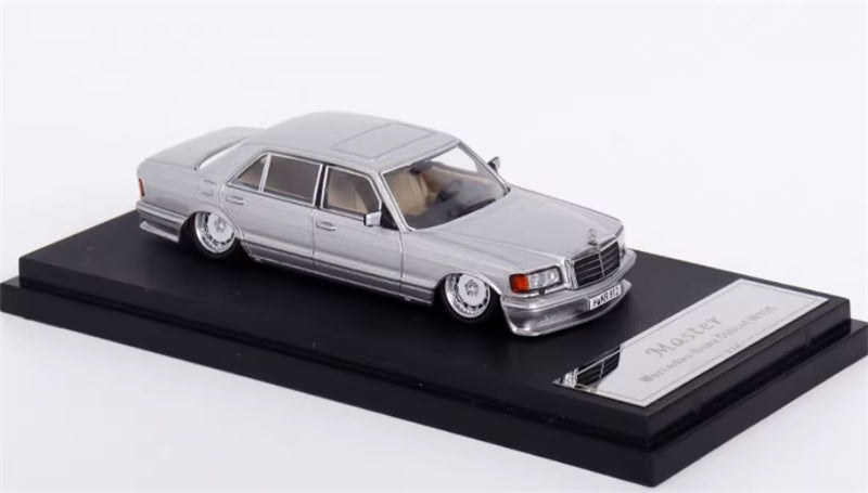 Master Mercedes Benz 560SEL W126 metallic silver Low lying version 1:64 Car Pre-built Airliner Model Display view1