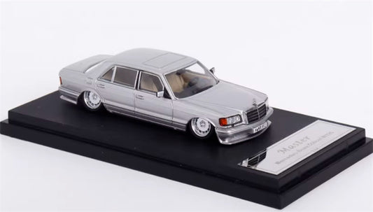 Master Mercedes Benz 560SEL W126 metallic silver Low lying version 1:64 Car Pre-built Airliner Model Display view1