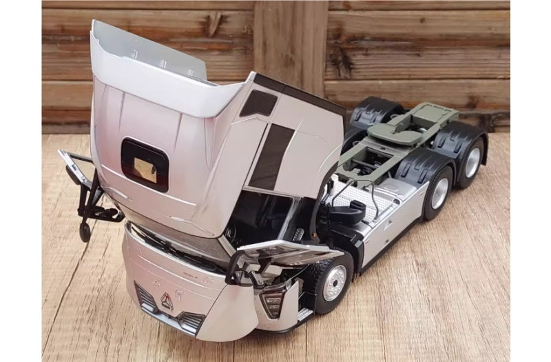 Sinotruk New Yellow River H7 tractor silver 1:24 Truck Pre-built Airliner Model Display view3
