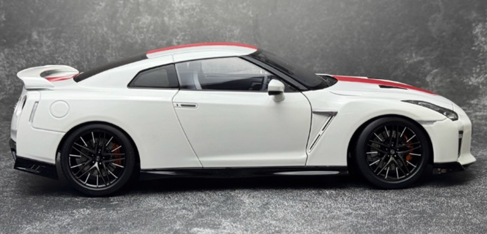 Motorhelix Nissan GT-R (R35) 50th Anniversary Edition White Limited Edition 699PCS ONLY 1:18 Car Pre-built Model view8