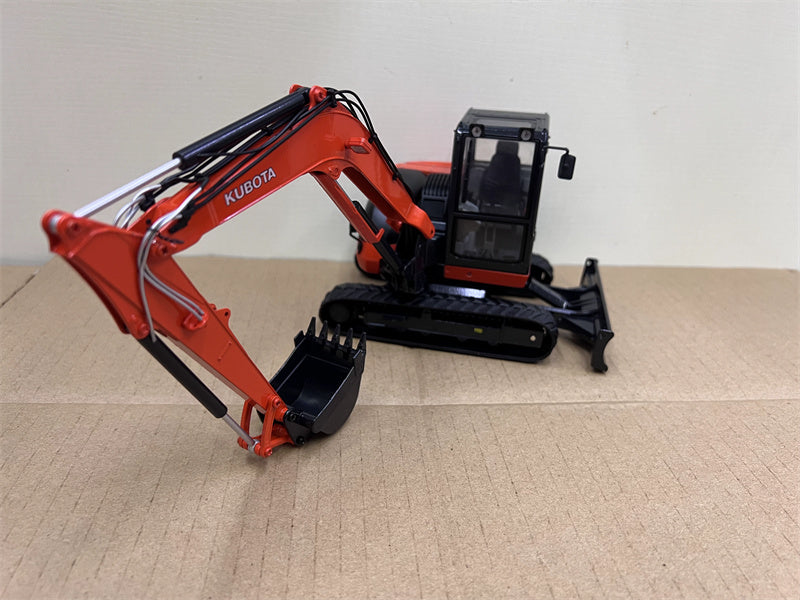 Universal Hobbies KUBOTA KX080-4 Crawler Excavator 1:24 Truck Pre-built Model