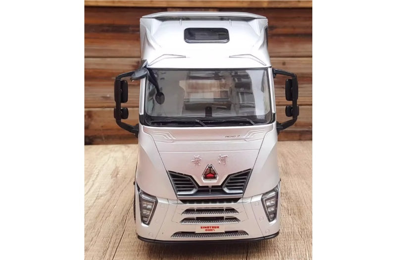 Sinotruk New Yellow River H7 tractor silver 1:24 Truck Pre-built Airliner Model Display view8