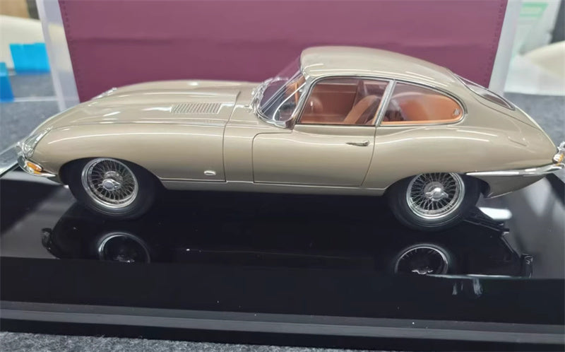 1:18 Jaguar E-type 1961 Amalgam Hardtop Resin Car Model view4