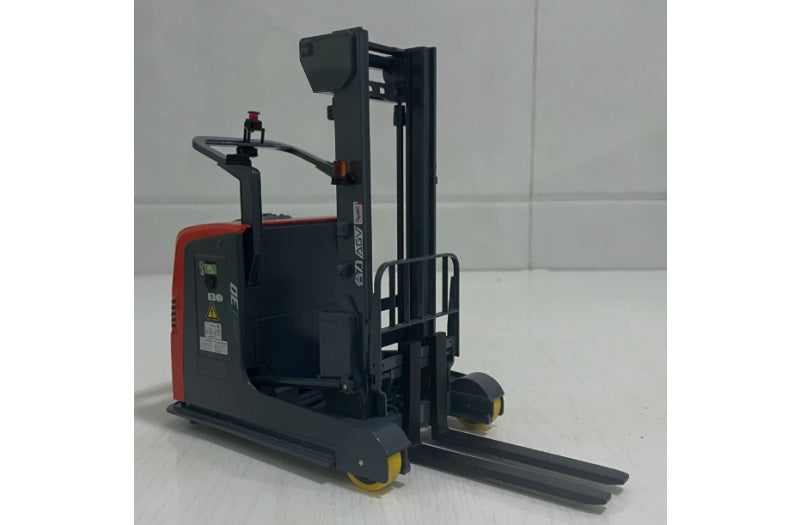 HELI Forward Moving AGV I30 Forklift Red 1:15 Truck Pre-built Airliner Model Display view4
