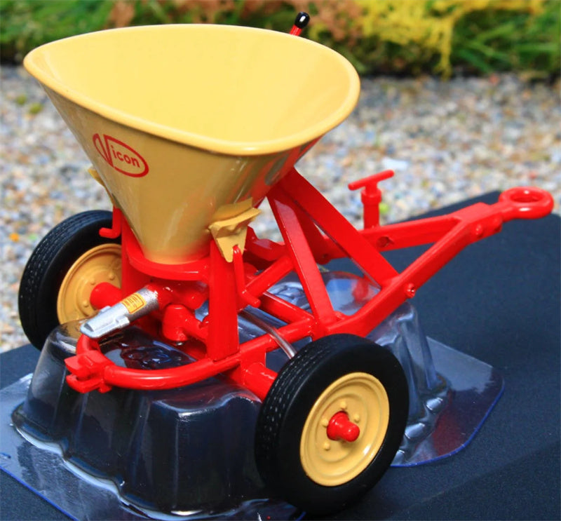 Universal Hobbies Vicon Serie B 75 Trailed fertilizer Pendulum Spreader 1:32 Truck Pre-built Model