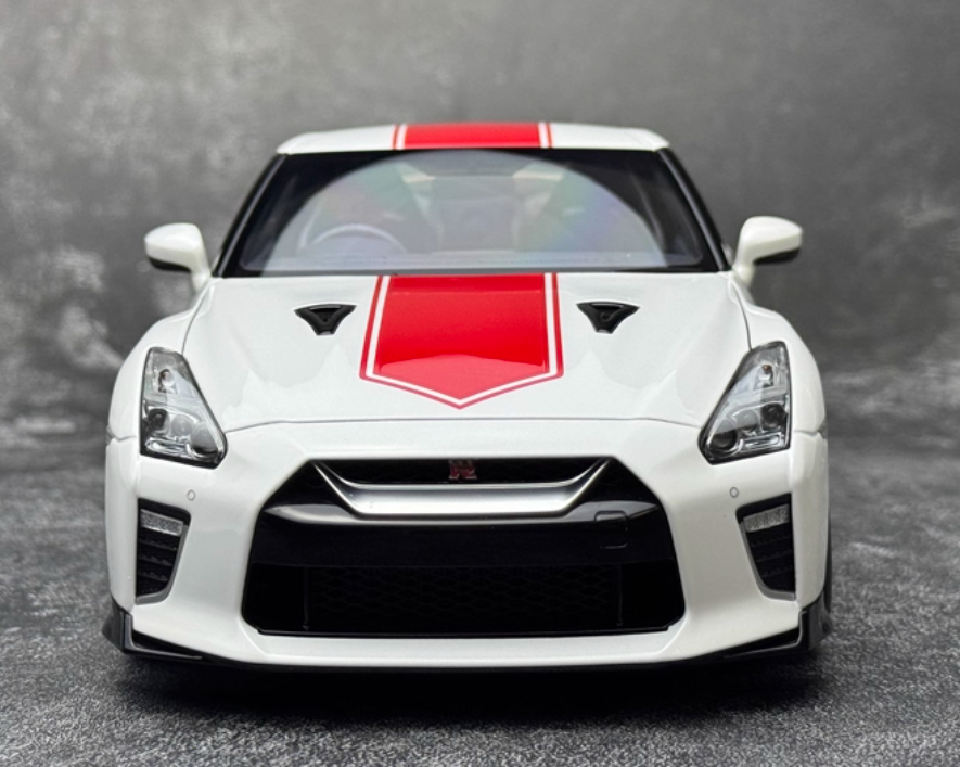 Motorhelix Nissan GT-R (R35) 50th Anniversary Edition White Limited Edition 699PCS ONLY 1:18 Car Pre-built Model view6
