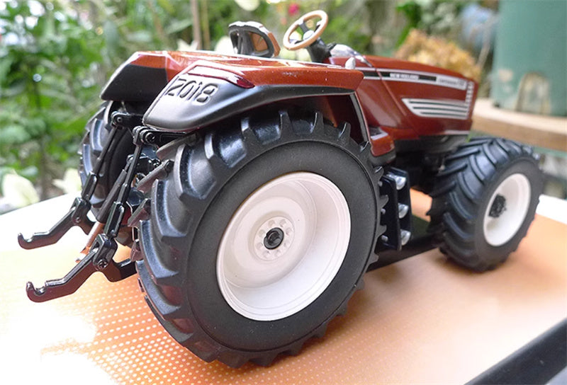 Universal Hobbies FIAT Centenario Concept New Holland Autonomous Agricultural Tractor Red 1:32 Truck Pre-built Model