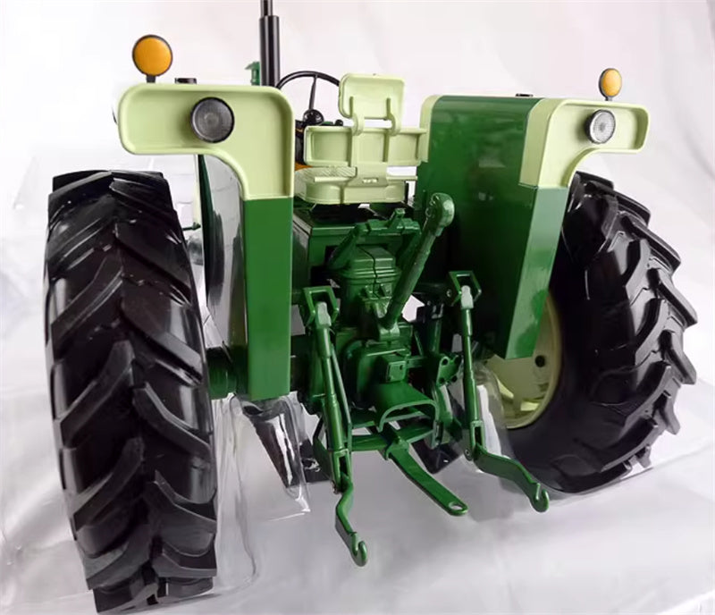 SpecCast White Oliver 2270 Classic Tractor Limited Edition green 1:16 Truck Pre-built Model
