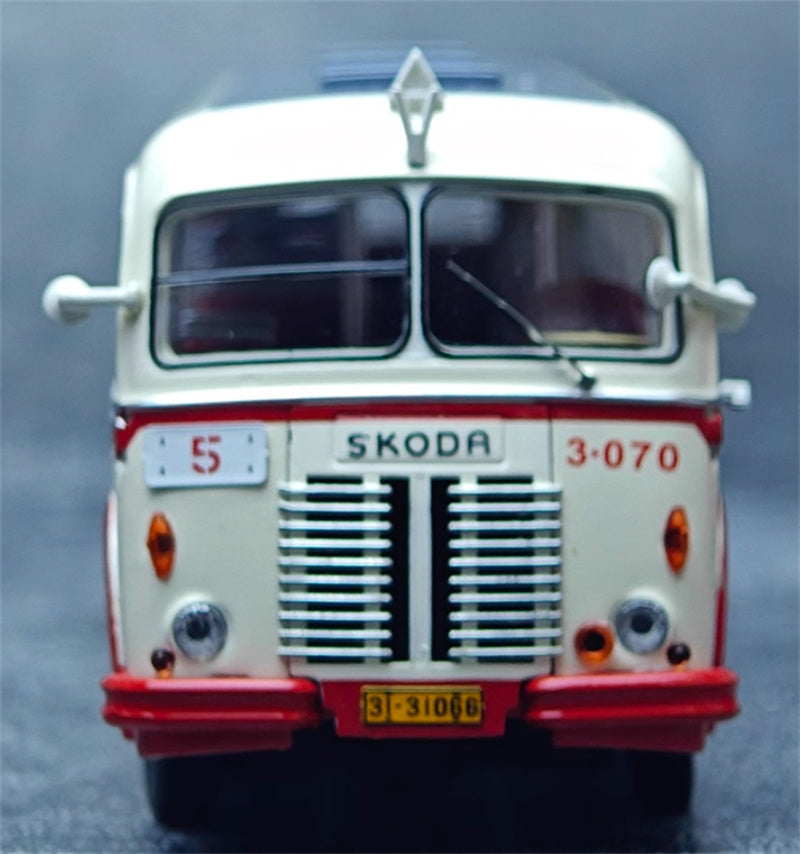 Beijing Public Transport Skoda 760RO single machine route 5 1:64 Bus Pre-built Model view8
